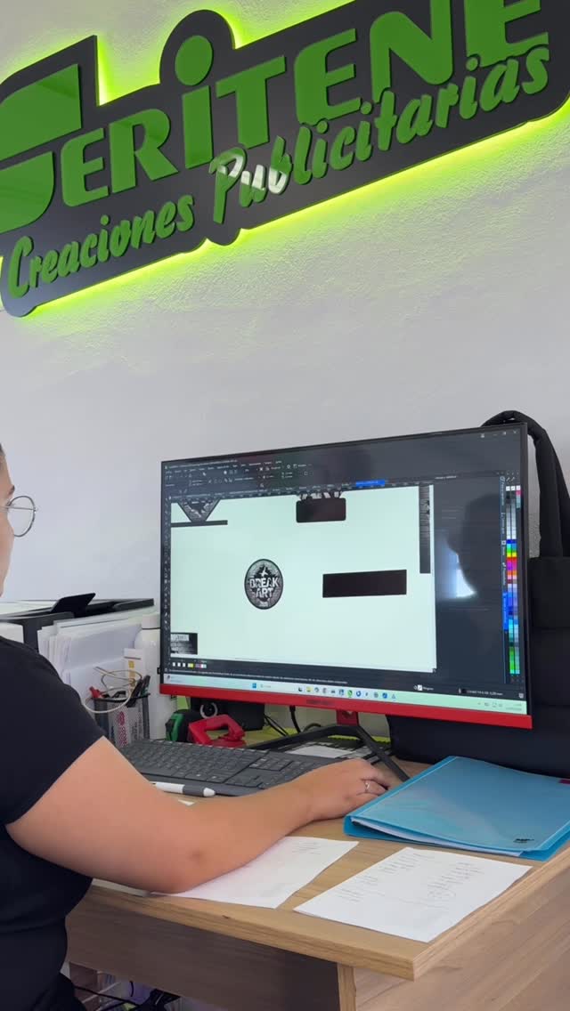 Portada del reel de Seritene mostrando trofeos personalizados.
